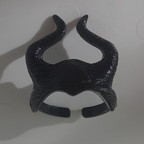π§π»ββοΈ Maleficent Crown Ring - Picture 5 of 8